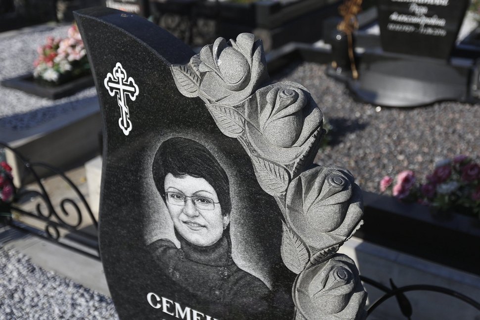 Памятник-капля с резными розами