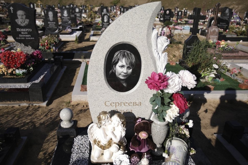 Светлый памятник в форме капли