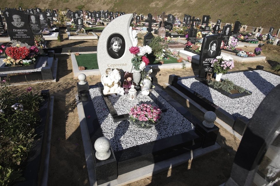 Светлый памятник в форме капли