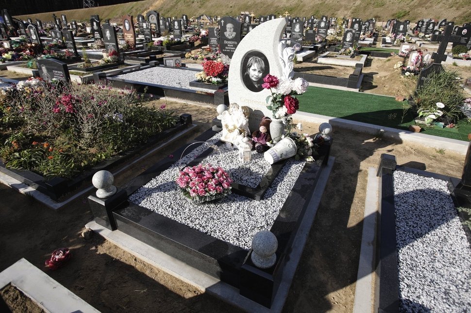 Светлый памятник в форме капли