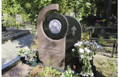 Составной памятник из двух видов гранита