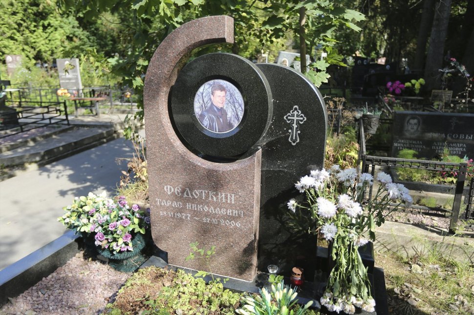 Составной памятник из двух видов гранита