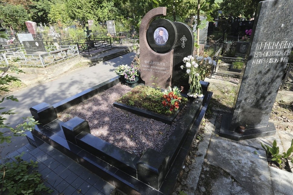 Составной памятник из двух видов гранита