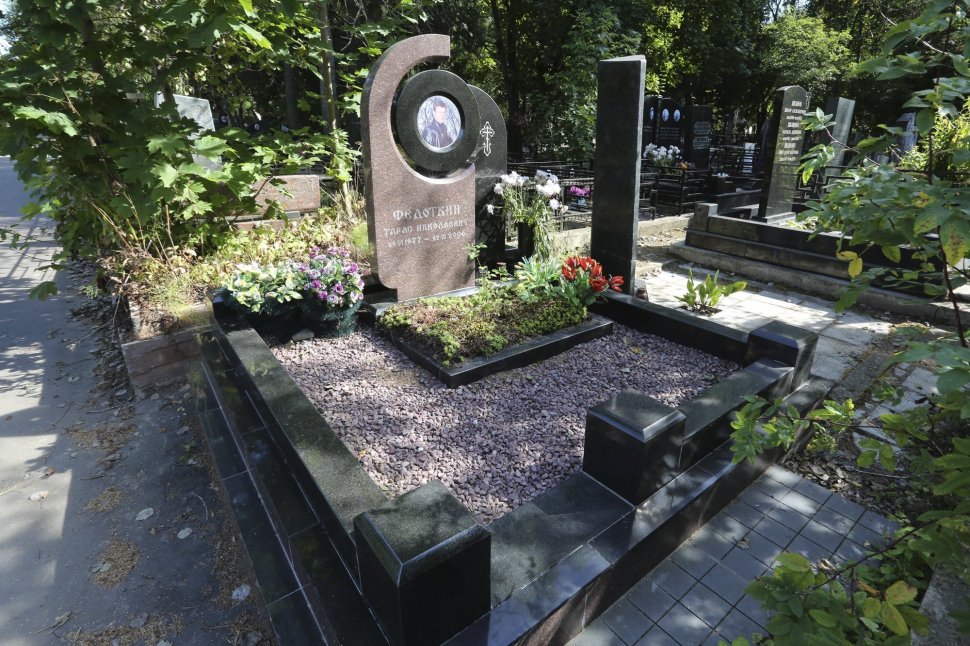 Составной памятник из двух видов гранита