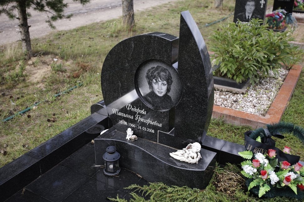 Составной памятник с круглым портретом