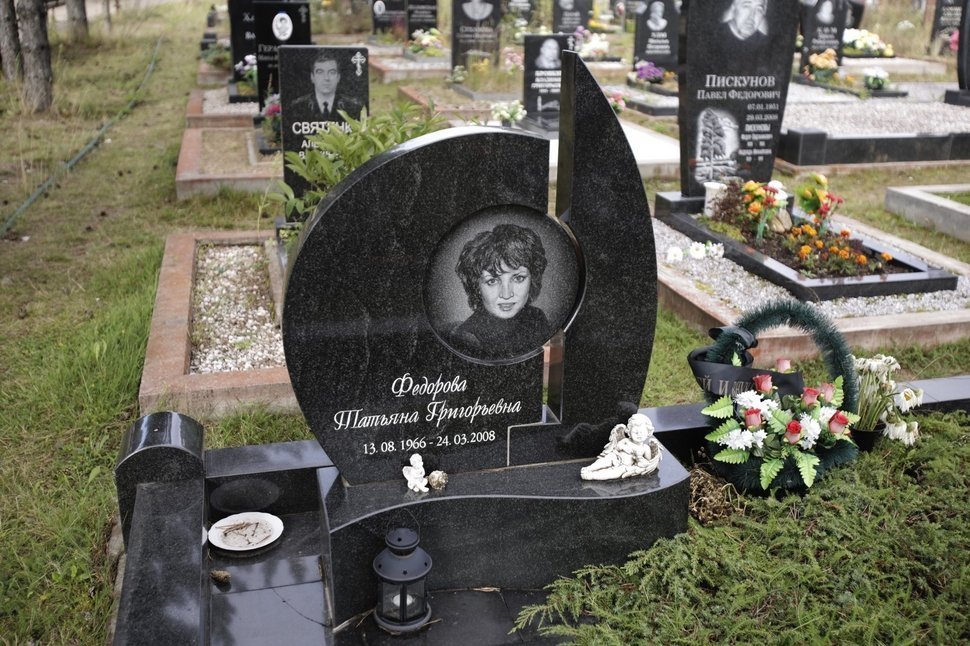 Составной памятник с круглым портретом