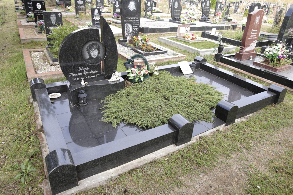 Составной памятник с круглым портретом