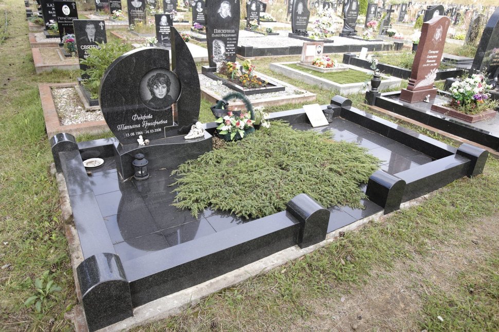 Составной памятник с круглым портретом