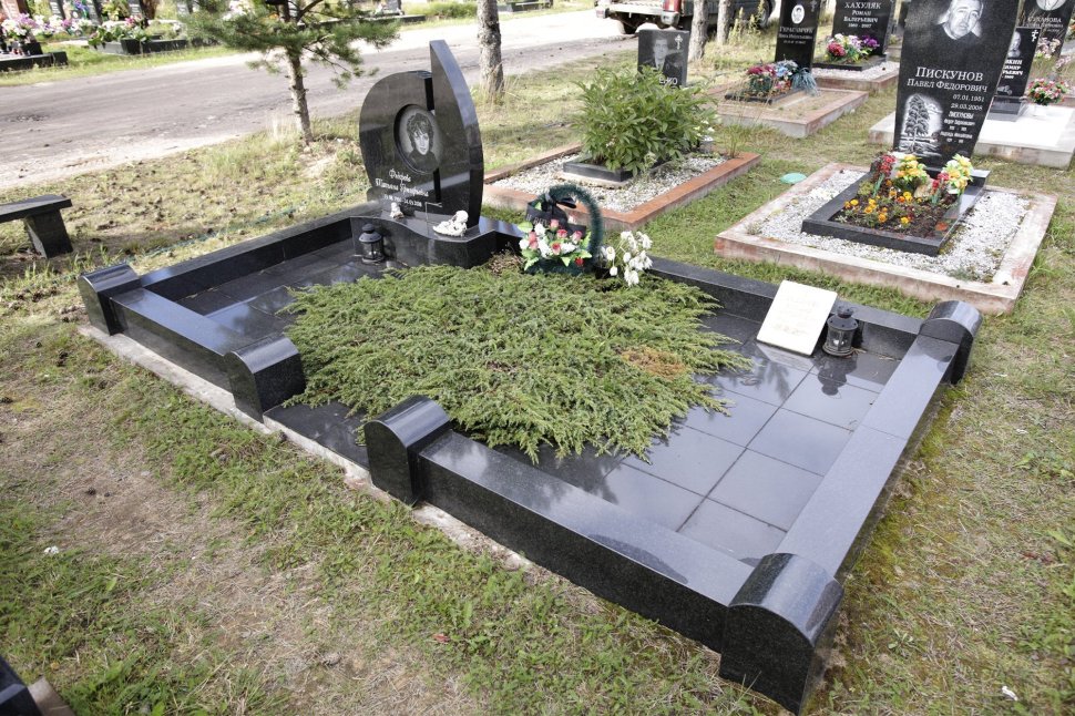 Составной памятник с круглым портретом