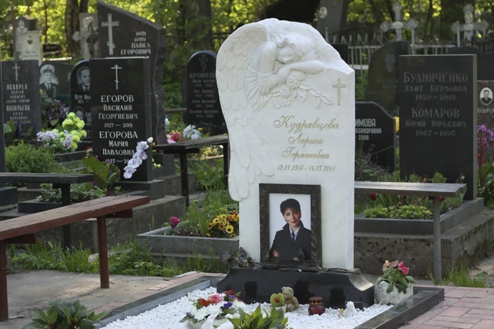 Стела с мраморным ангелом