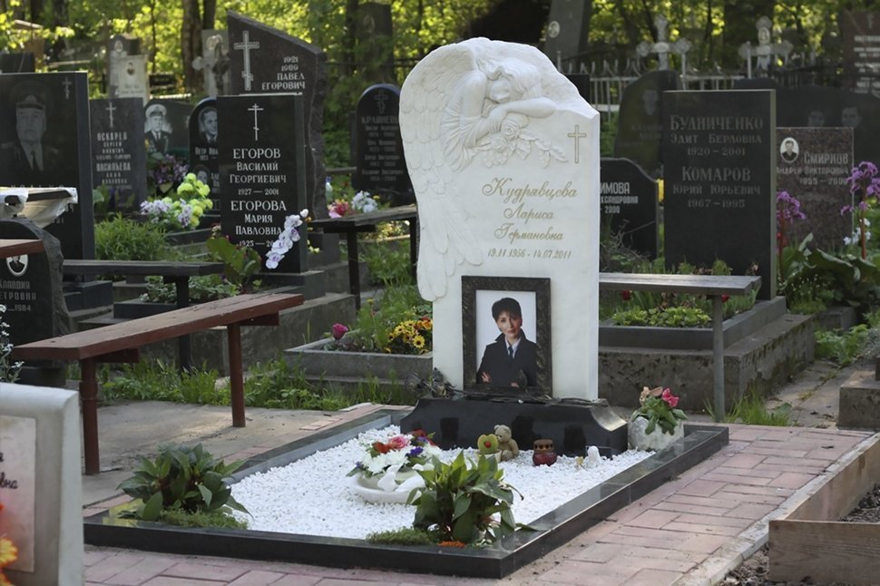 Стела с мраморным ангелом