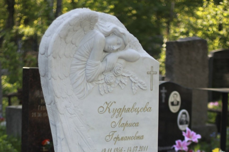 Стела с мраморным ангелом