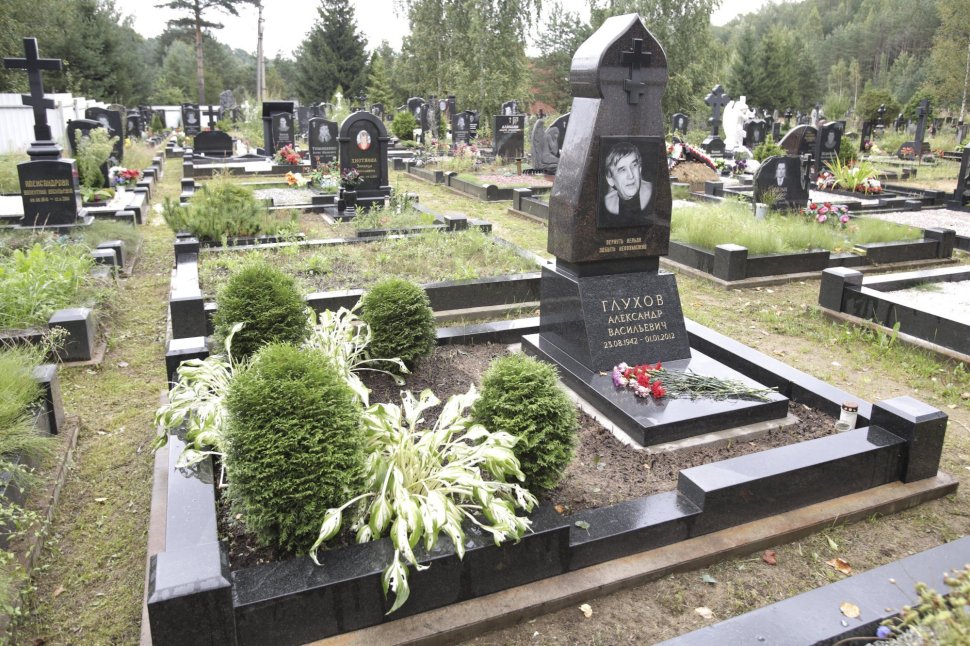 Стела с портретом и крестом