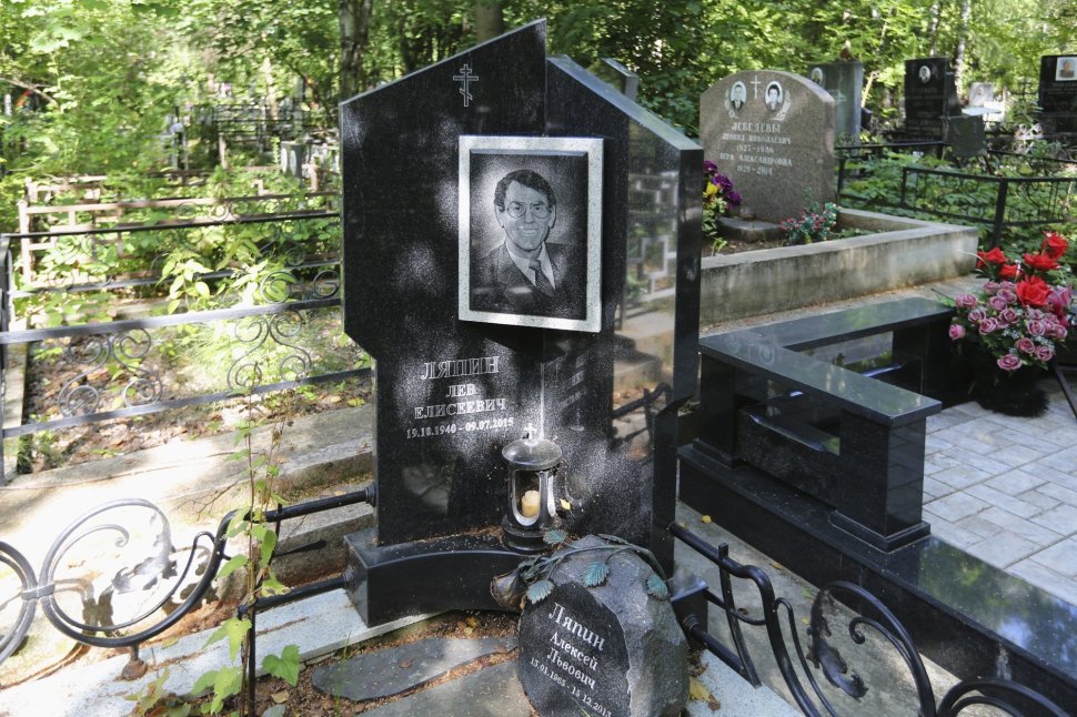 Угловой памятник из черного гранита