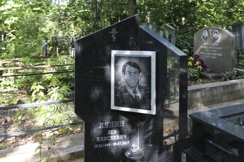 Угловой памятник из черного гранита