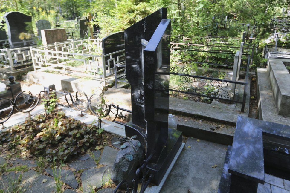 Угловой памятник из черного гранита