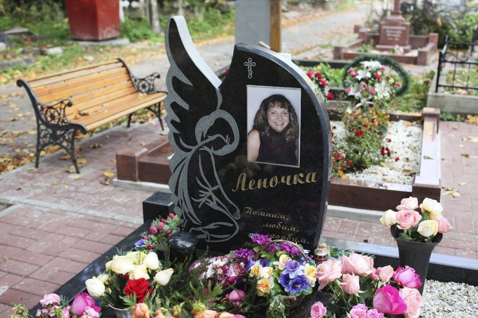 Черный памятник с ангелом