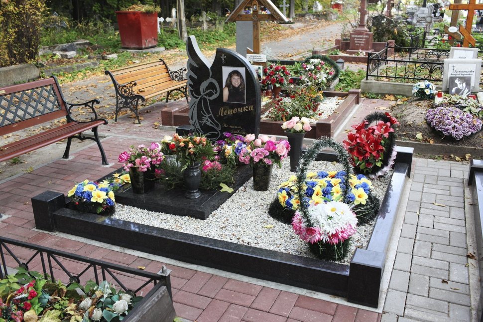 Черный памятник с ангелом