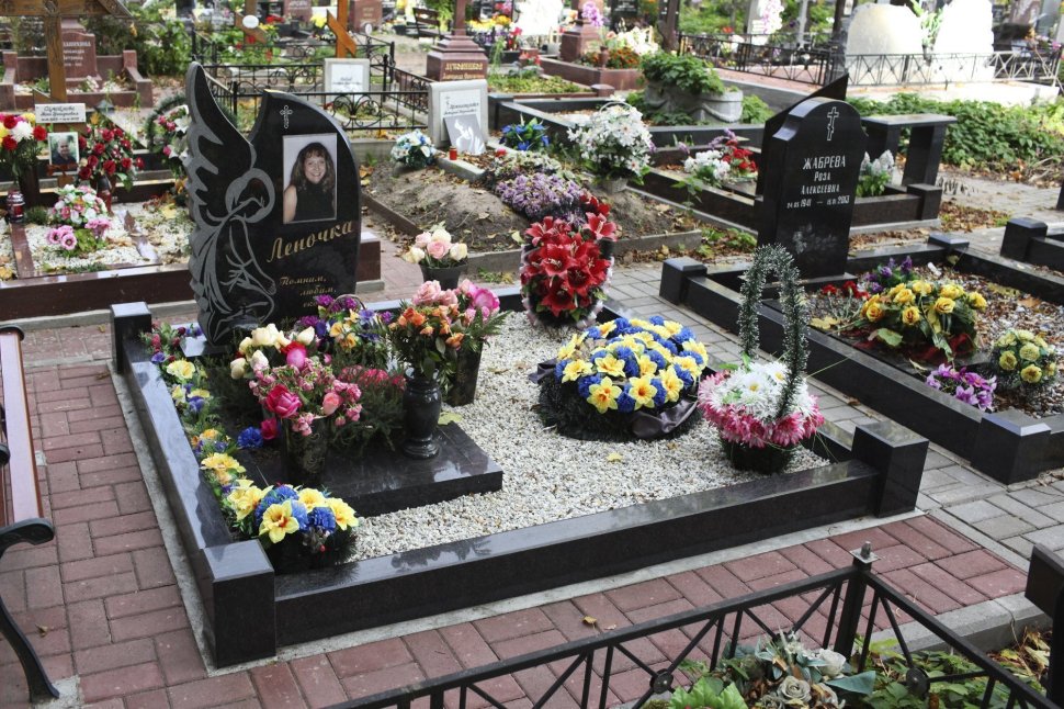 Черный памятник с ангелом