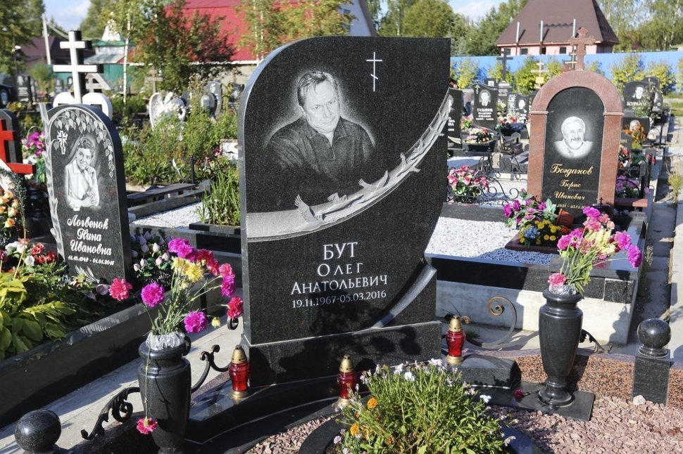 Черный памятник с летящими журавлями