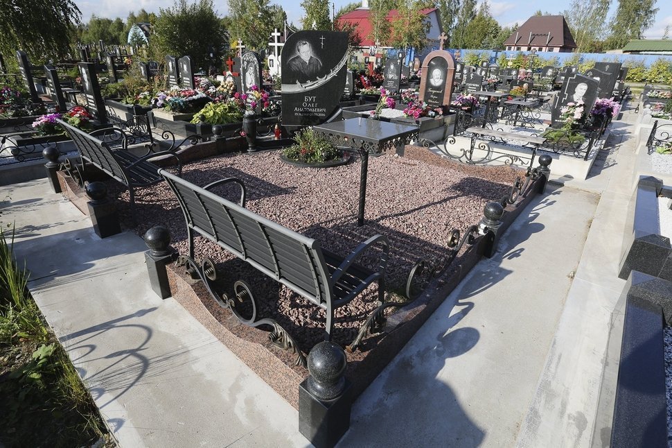 Черный памятник с летящими журавлями