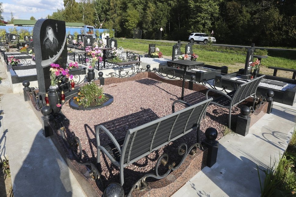 Черный памятник с летящими журавлями