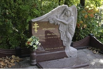 Комплекс из красного гранита с ангелом