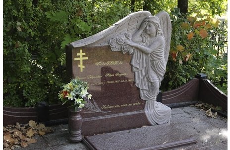 Комплекс из красного гранита с ангелом