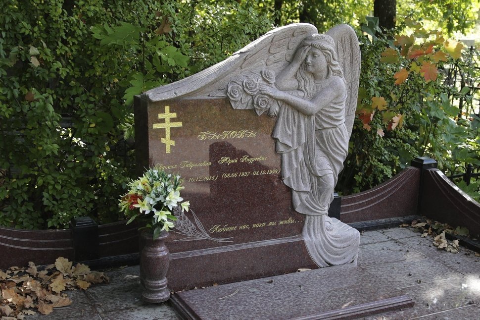 Комплекс из красного гранита с ангелом