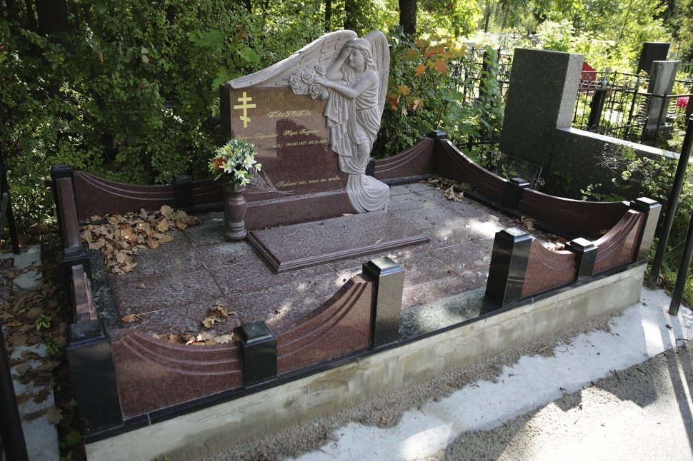 Комплекс из красного гранита с ангелом