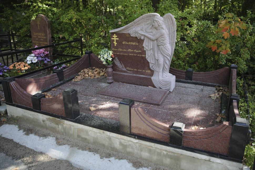 Комплекс из красного гранита с ангелом