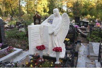 Комплекс с белым ангелом и оградой с коваными цветами