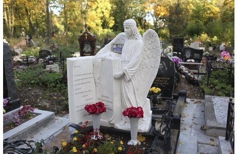 Комплекс с белым ангелом и оградой с коваными цветами