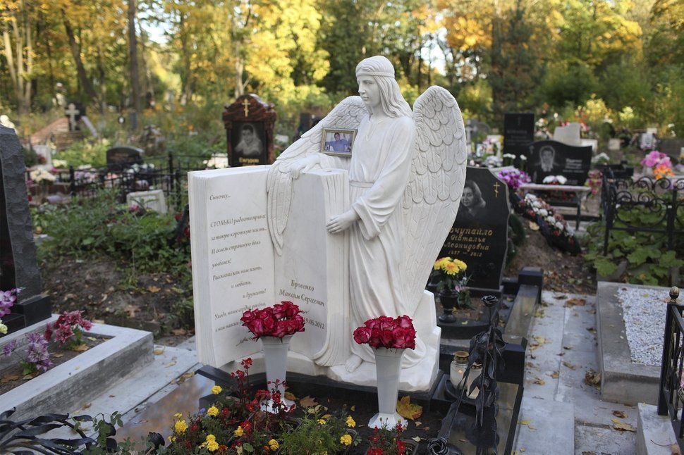 Комплекс с белым ангелом и оградой с коваными цветами