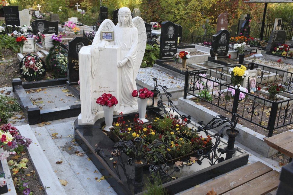 Комплекс с белым ангелом и оградой с коваными цветами