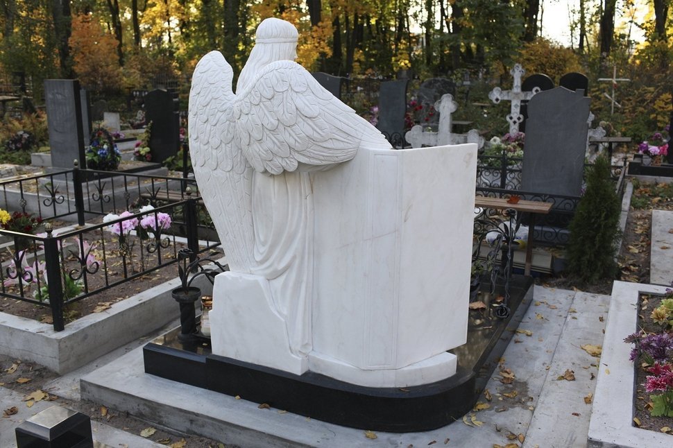 Комплекс с белым ангелом и оградой с коваными цветами