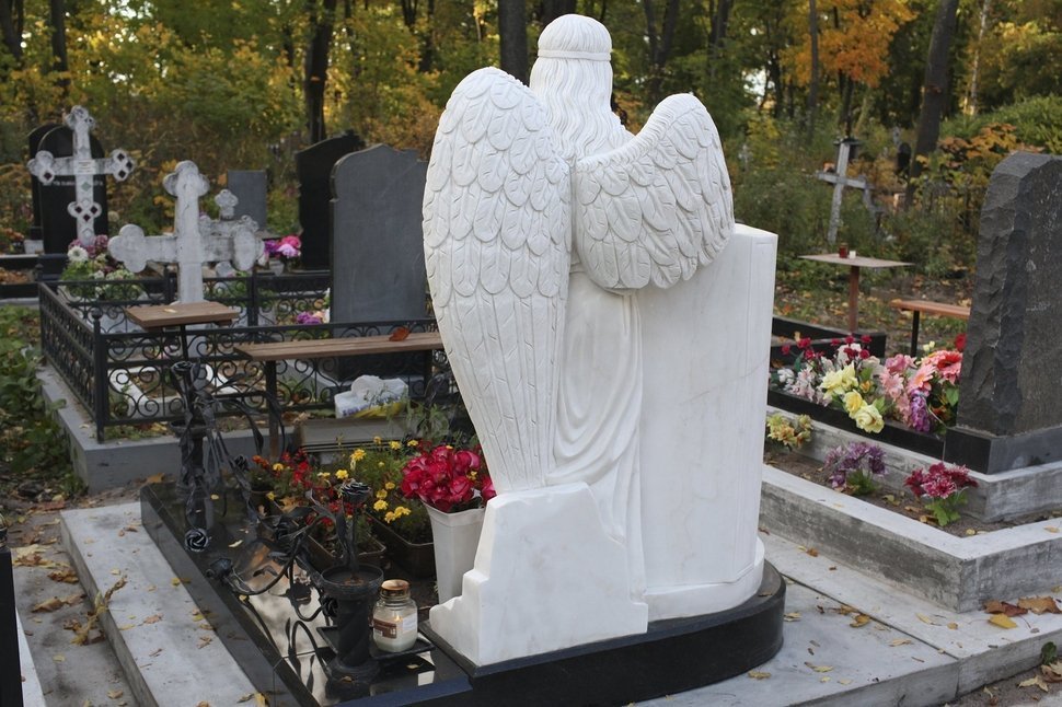 Комплекс с белым ангелом и оградой с коваными цветами