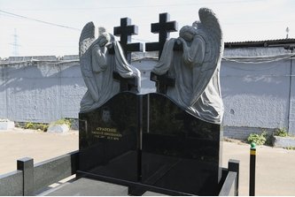 Комплекс с двумя ангелами и крестами для семейного захоронения