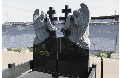 Комплекс с двумя ангелами и крестами для семейного захоронения