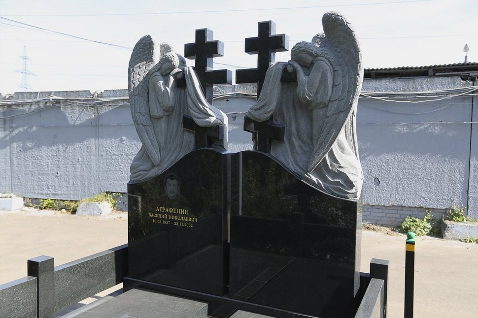 Комплекс с двумя ангелами и крестами для семейного захоронения