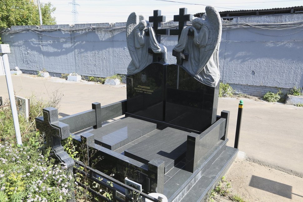 Комплекс с двумя ангелами и крестами для семейного захоронения