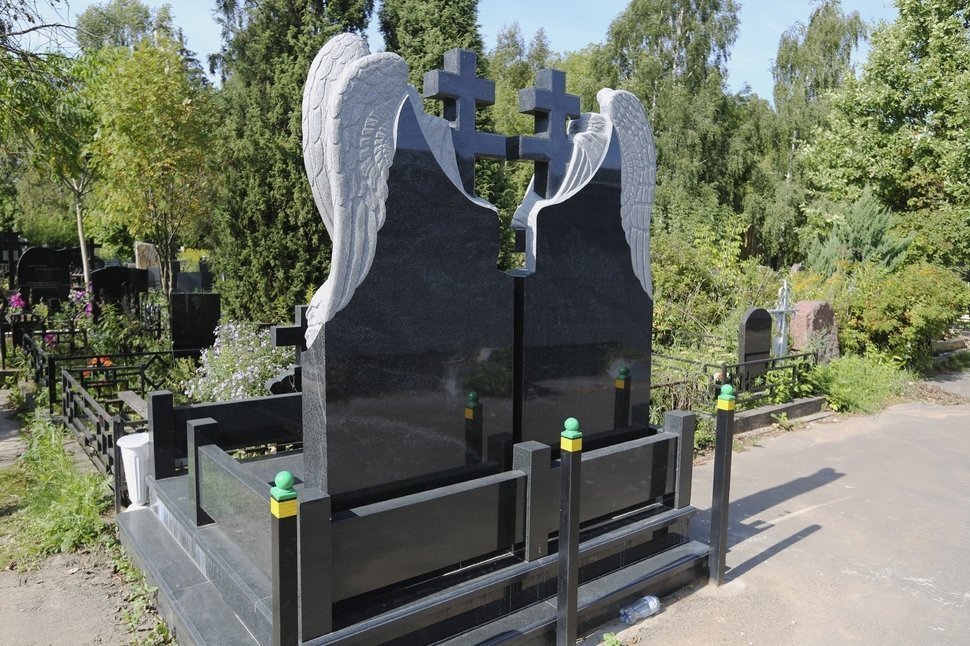 Комплекс с двумя ангелами и крестами для семейного захоронения