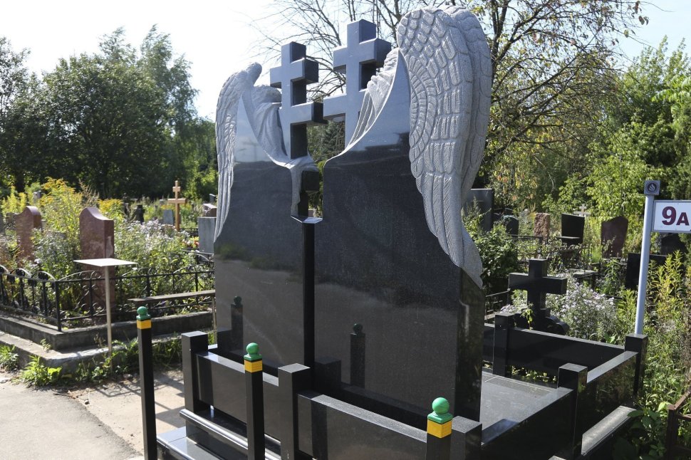 Комплекс с двумя ангелами и крестами для семейного захоронения