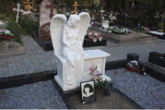 Комплекс с мраморным сидячим ангелом