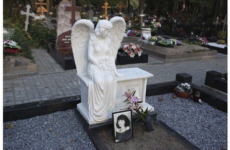 Комплекс с мраморным сидячим ангелом