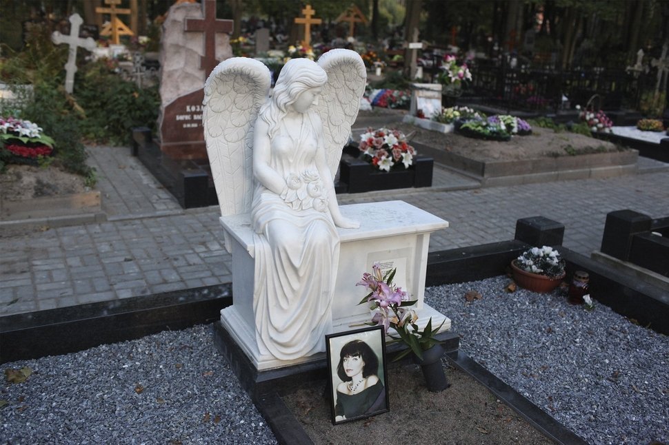 Комплекс с мраморным сидячим ангелом