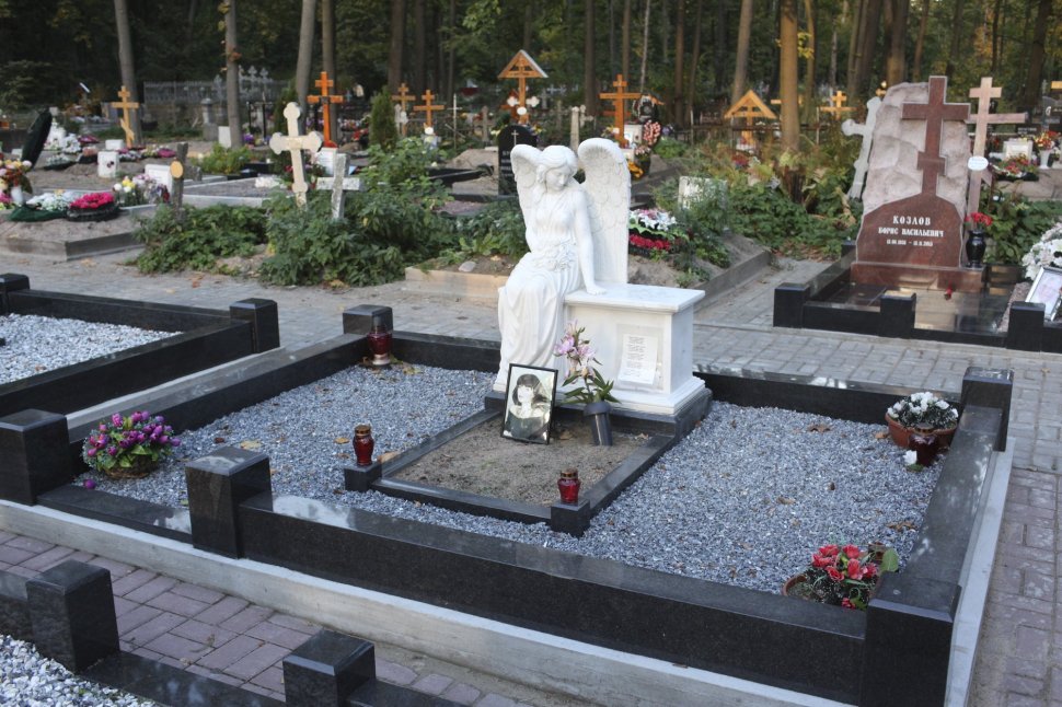 Комплекс с мраморным сидячим ангелом