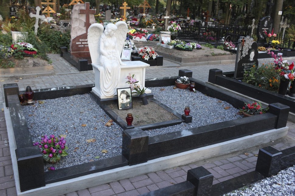 Комплекс с мраморным сидячим ангелом