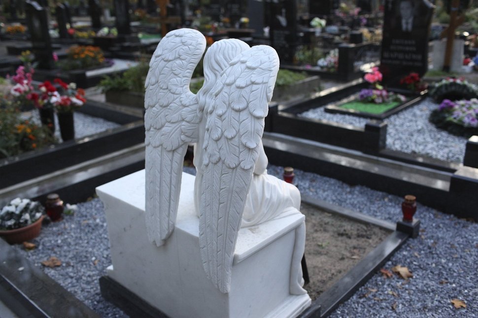 Комплекс с мраморным сидячим ангелом