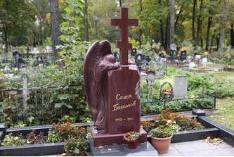 Комплекс с плачущим ангелом из малинового кварцита